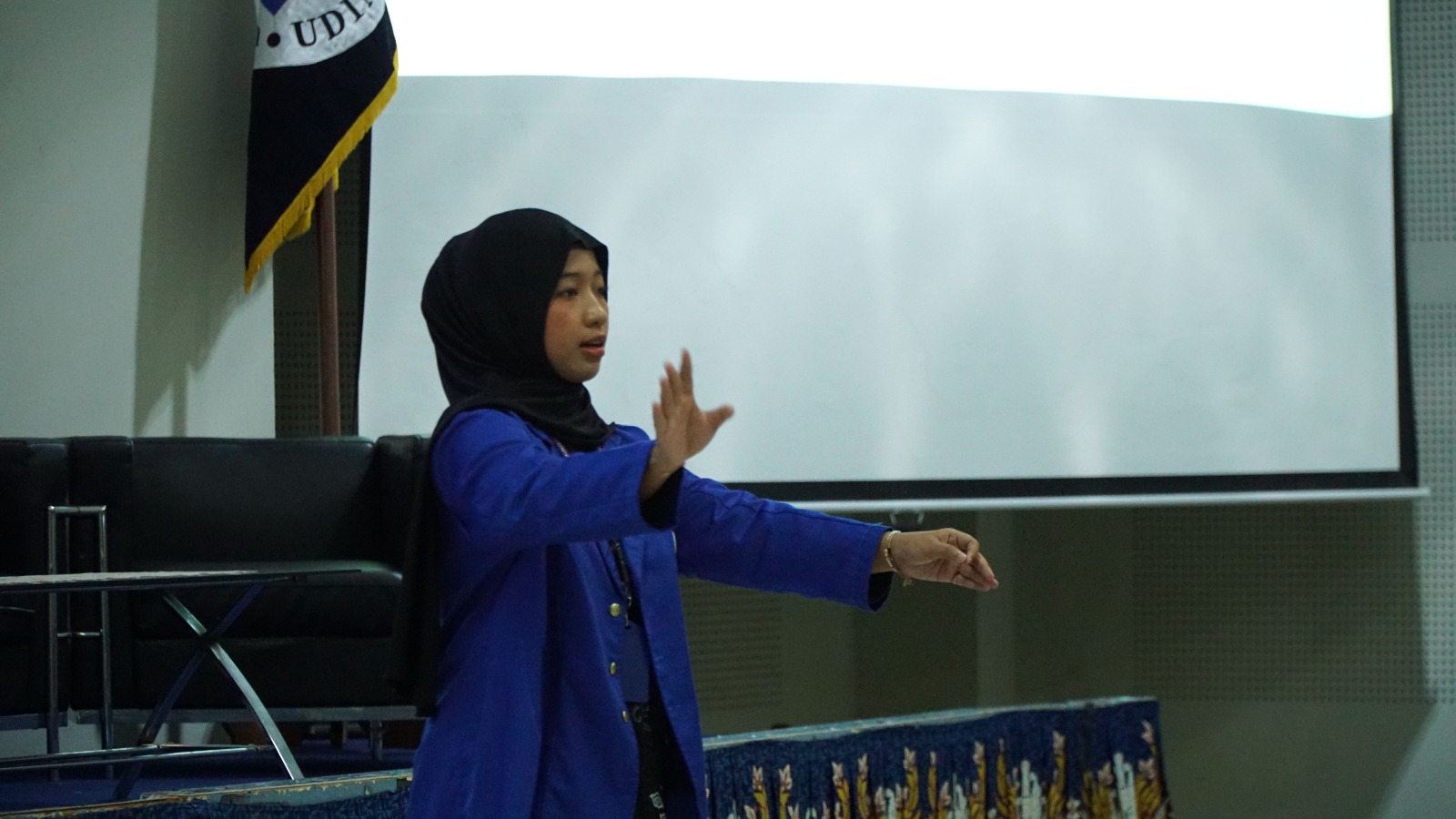 Menyanyikan lagu Indonesia Raya & Hymne Udinus